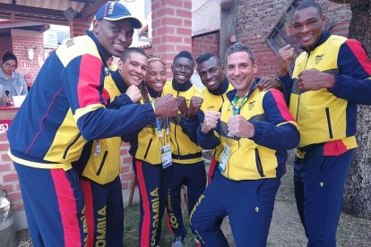 Gregori, con el profesor de Inefc Lleida Vicente Javaloyes en Lima. A la derecha, con un grupo de deportistas colombianos.