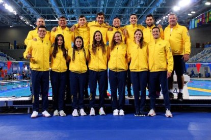 Gregori, con el profesor de Inefc Lleida Vicente Javaloyes en Lima. A la derecha, con un grupo de deportistas colombianos.