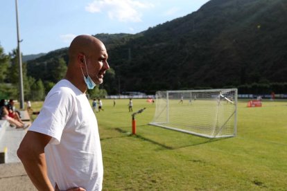 Pep Guardiola i la seua filla conversaven ahir amb uns nens del campus.