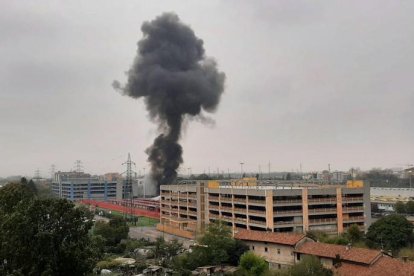 Mueren 8 personas, entre ellas un niño, al estrellarse un avión contra un edificio cerca de Milán
