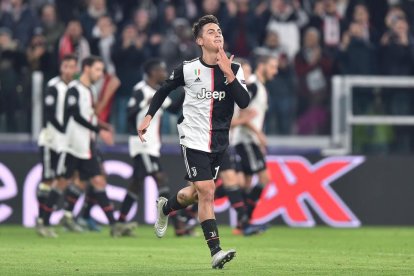 Mbappé recoge el balón tras marcar el 2-1 ante la decepción de Carvajal y Courtois.