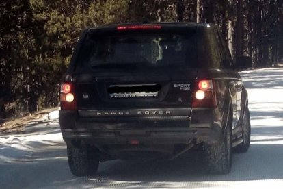 Aficionados al esquí de montaña subiendo una ladera señalizada en la estación de Boí-Taüll.