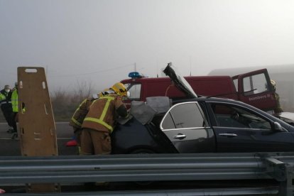 A Almenara Alta un turisme va sortir de la via.