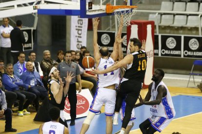 Gustavo Aranzana da instrucciones durante un tiempo muerto.