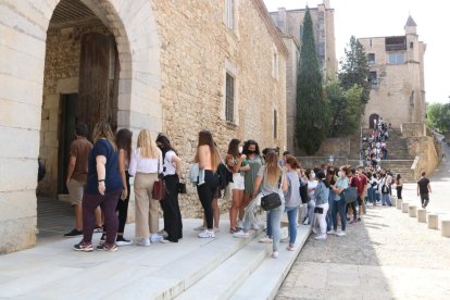 Desenes d'estudiants protesten a la Universitat de Girona en contra del requisit de la tercera llengua per obtenir el títol