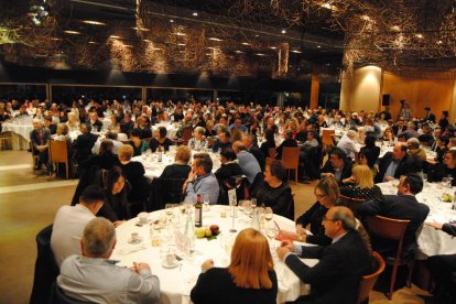 Les autoritats que van presidir l’acte, amb estudiants que van llegir poemes durant la vetllada.