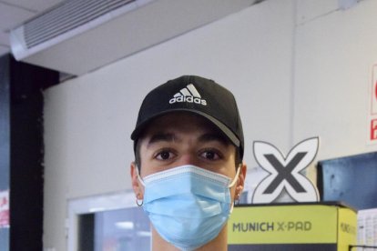 Un bar de Lleida, amb cartells que indiquen l’obligació del certificat, comprovant el d’un client.