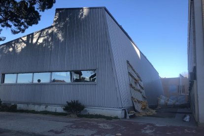 Un helicòpter al lloc de l’accident a l’N-260, plaques arrancades d’una teulada a Fraga (esquerra) i treballs per netejar accessos a pobles a Vall de Cardós.
