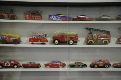 Los juguetes reproducen los vehículos de distintos países.