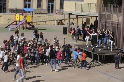 Los escolares participaron en una comida solidaria a base de arroz.