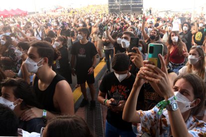 Público sin distancia y con mascarilla en el Cruïlla, después de pasar test de antígenos.