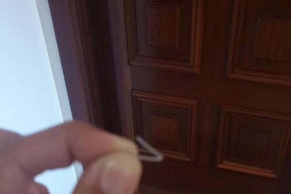 VÍDEO. Alerten de l'ús de marcadors a les portes per robar en pisos