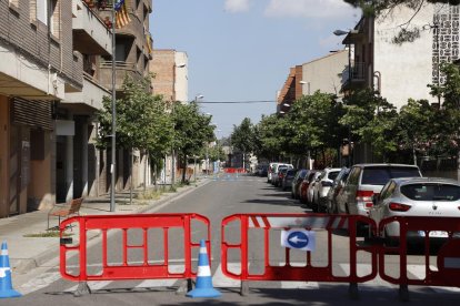 A la izquierda, la calle Priorat de Balàfia, que pasará a ser zona 30. A la derecha, imagen de archivo del Passeig de Ronda, que no se verá afectado por esta medida de la Paeria.