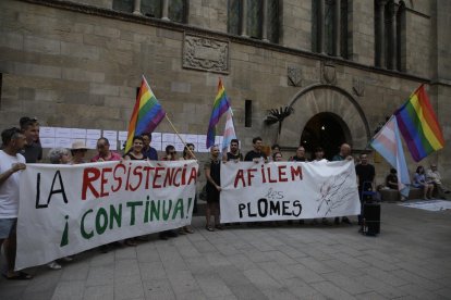 Varios integrantes de Colors de Ponent, ayer con las pancartas con el lema de la concentración.