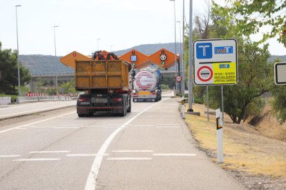 La senyalització que obliga els camions a desviar-se per l’AP-2 entre Montblanc i les Borges.