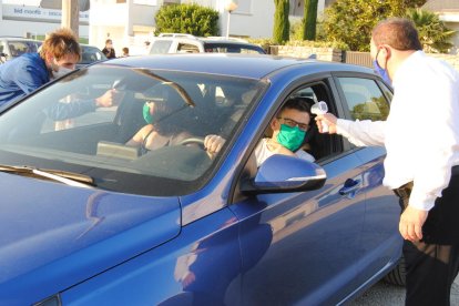 Un centenar de vehículos llenaron la noche de ayer el aparcamiento de la antigua discoteca Big Ben.