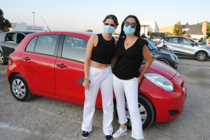 Un centenar de vehículos llenaron la noche de ayer el aparcamiento de la antigua discoteca Big Ben.