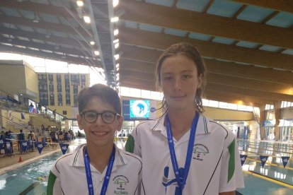 Los medallistas del CN Tàrrega junto a tres compañeros.
