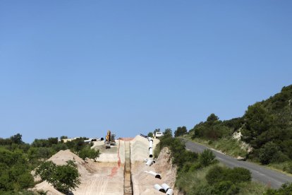 La rasa on es col·locarà la conducció per al reg de 730 hectàrees del municipi de Castelldans.