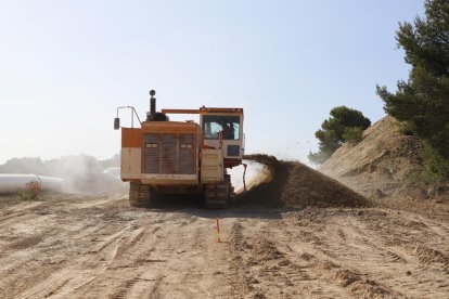 La rasa on es col·locarà la conducció per al reg de 730 hectàrees del municipi de Castelldans.