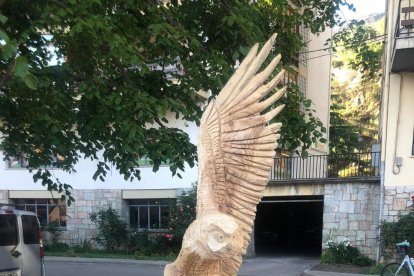 El escultor Roger Vidal trabajando uno de los árboles talados.