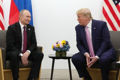 El momento en que Trump señala a Sánchez el lugar en el que debe sentarse en la mesa del plenario.