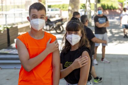 Un grup d’adolescents que ahir van rebre la primera dosi a l’Espai MerCAT de Tàrrega.