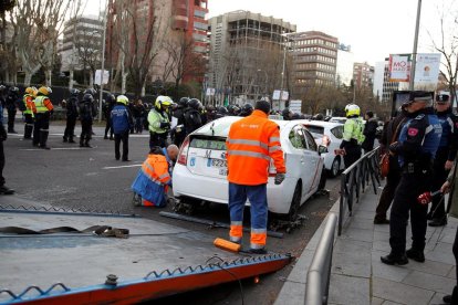 Protesta de treballadors de VTC de Barcelona davant de la conselleria de Territori.