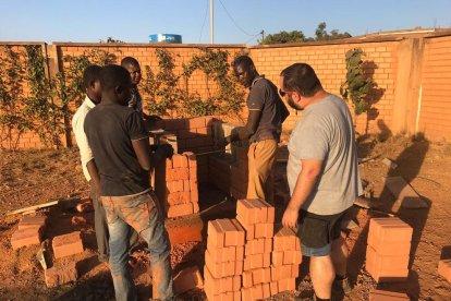 La fundació aixeca un magatzem agrícola al Senegal.