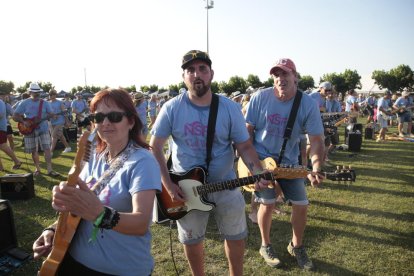 El públic va respondre de nou a la cita del No Surrender Festival, ahir al camp de futbol de Vilanova de Bellpuig, amb més de 5.000 entusiastes de Bruce Springsteen.
