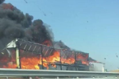 VÍDEO | Un espectacular accident entre dos camions talla l'A-2 a Fondarella