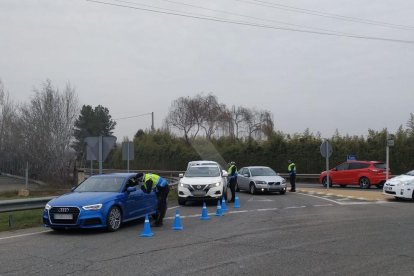 Policies locals i Mossos despleguen controls per garantir el confinament municipal