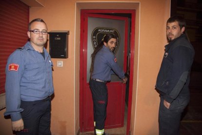 Bomberos voluntarios de Les Borges Blanques, cerrando ayer el parque por falta de medios y personal.