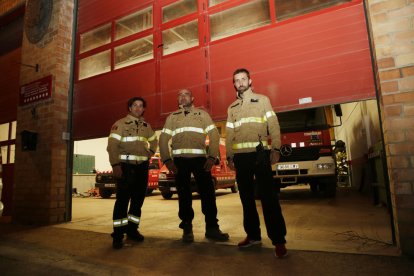 Los bomberos voluntarios de Almenar, cerrando ayer el parque también de manera indefinida.