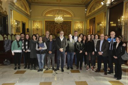 El alcalde, varios concejales, personal municipal y miembros de la cátedra de Innovación social.