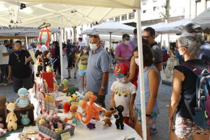 Els visitants van poder trobar objectes de col·leccionisme i antiguitats, així com productes de proximitat, cosmètica i articles artesanals.