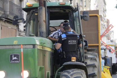 Momento en el que un urbano identifica al infractor que permitió que un niño condujera el tractor.