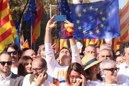 Miles de personas responden al llamamiento de Sociedad Civil y se manifiestan en el paseo de Gracia de Barcelona