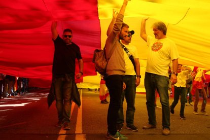 Miles de personas responden al llamamiento de Sociedad Civil y se manifiestan en el paseo de Gracia de Barcelona