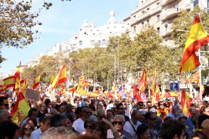 Miles de personas responden al llamamiento de Sociedad Civil y se manifiestan en el paseo de Gracia de Barcelona