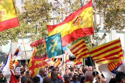 Miles de personas responden al llamamiento de Sociedad Civil y se manifiestan en el paseo de Gracia de Barcelona