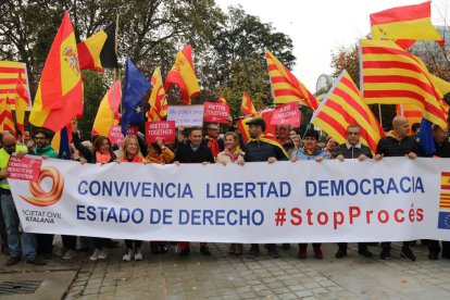 Miles de personas responden al llamamiento de Sociedad Civil y se manifiestan en el paseo de Gracia de Barcelona