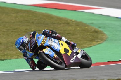 Marc Màrquez analiza los datos de su rendimiento en el box de su equipo.