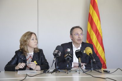 Carles Cortina y Josep Antoni Cervós delante de los prados vetados por el ACA por inundables.