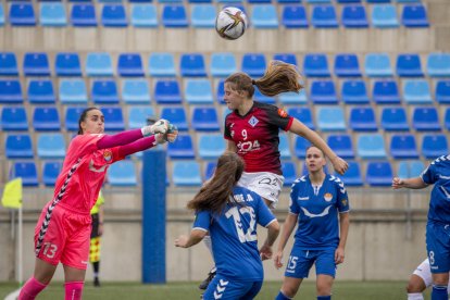 La plantilla y el cuerpo técnico del AEM celebran al final del partido una nueva victoria, conseguida ayer en el campo del Seagull, de Badalona.
