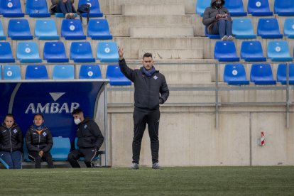 La plantilla y el cuerpo técnico del AEM celebran al final del partido una nueva victoria, conseguida ayer en el campo del Seagull, de Badalona.
