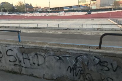Equipamiento centenario - Una instalación en su día tan emblemática como el velódromo se encuentra desprotegida y, al margen de su deterioro, ya que la pista presenta numerosas grietas, es foco frecuente de actos de vandalismo y botellón. Fr ...