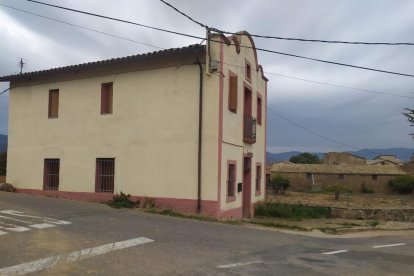 Gimena firmando el lunes la escritura con los anteriores propietarios de la vivienda.