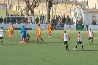 Moment de l’agressió del porter del Manlleu al col·legiat.