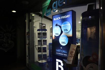 Una agencia de viajes muestra sus ofertas para el Black Friday.